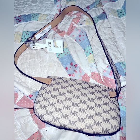 2 cute fannies!
Brown w/tags 
White missing tag unfortunately but photo shows - Picture 3 of 3